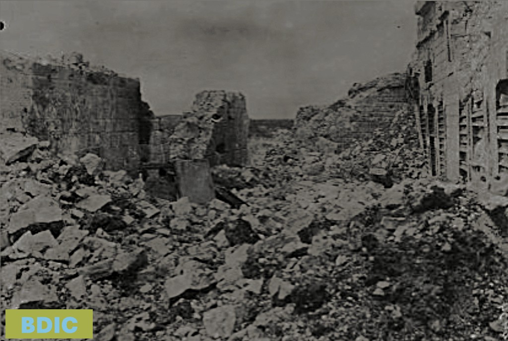 La façade du côté gauche des casernements du temps de paix, le 13 juillet 1916 (fort de Moulainville).
© BDIC : Fonds des albums Valois pour le département de la Meuse.
Taille du fichier : 603 kB