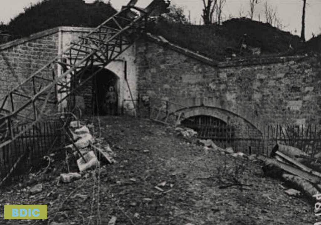 L'entrée du fort Saint-Michel a été marquée par le bombardement le 18 juillet 1916
© BDIC : Fonds des albums Valois pour le département de la Meuse.
Taille du fichier : 502 kB