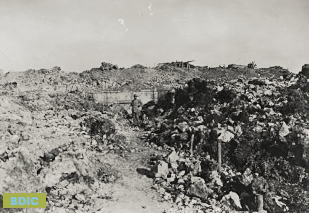 Vue de l'entrée et des abords du fort suite au bombardement de 420 mm du 6 février 1917.(Fort de Vacherauville). 
© BDIC : Fonds des albums Valois pour le département de la Meuse.
Taille du fichier : 536 kB