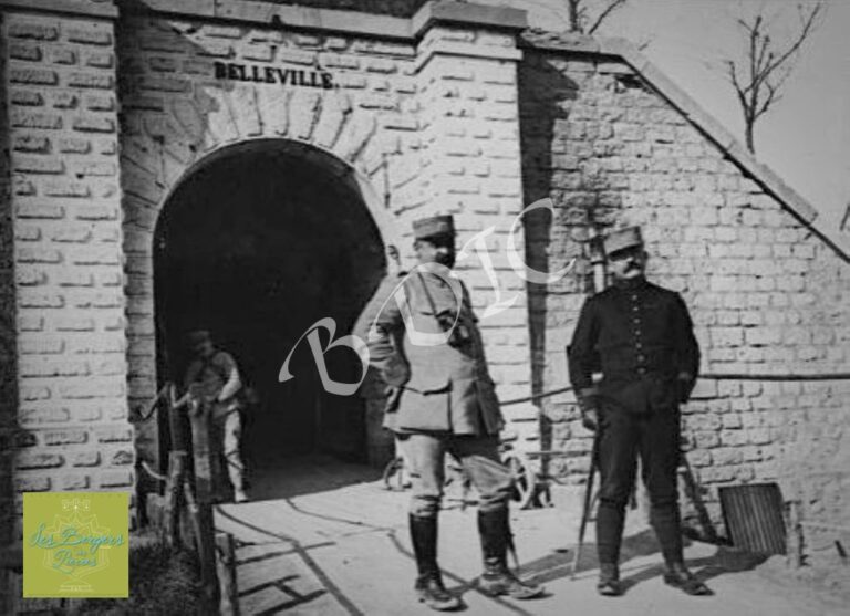 Fort de Belleville, le commandant du fort et sonadjont le capitaine Delomel à l'entrée du fort le 13 avril 1918.