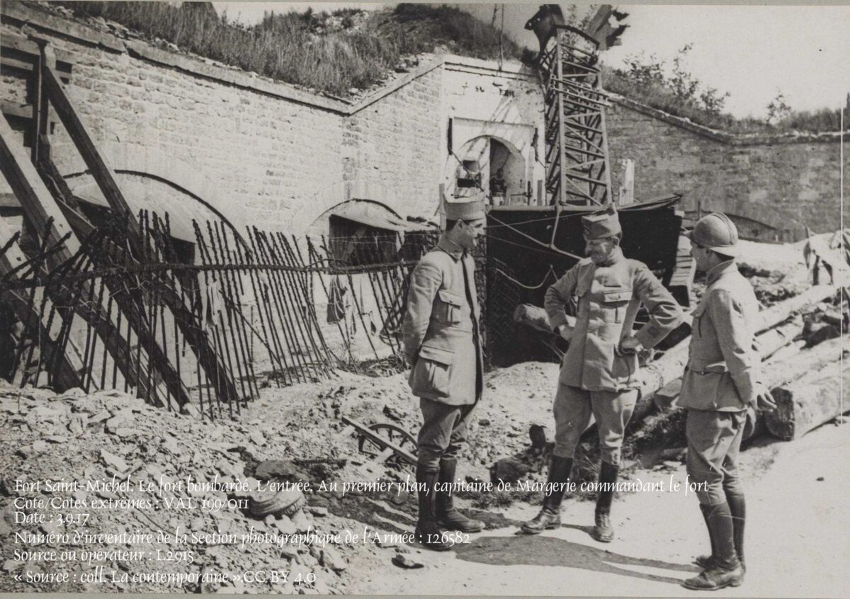 Fort Saint-Michel. Le fort bombardé. L'entrée. Au premier plan, capitaine de Margerie commandant le fort