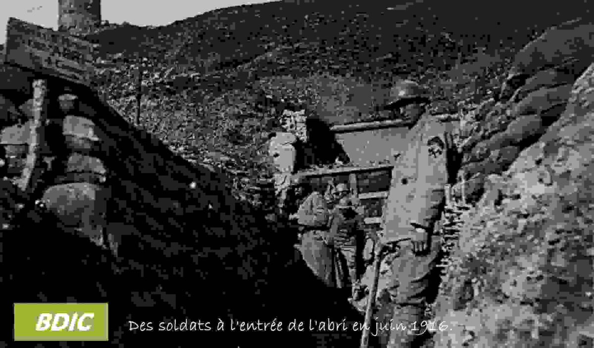 Des soldats à l'entrée de l'abri en juin 1916.