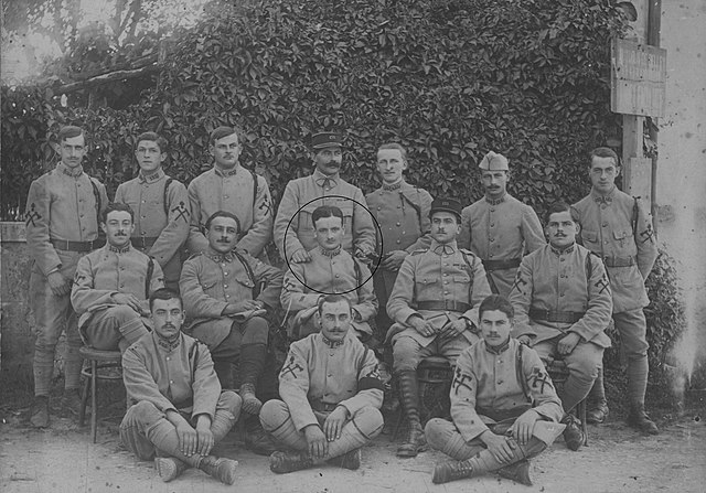 Sapeurs-mineurs du 133ème RI vers novembre 1918. - 1918 - Etienne Menjoulet à 19 ans, peu avant l'armistice, photo du 133e régiment (sapeurs-mineurs) - CC BY 2.0