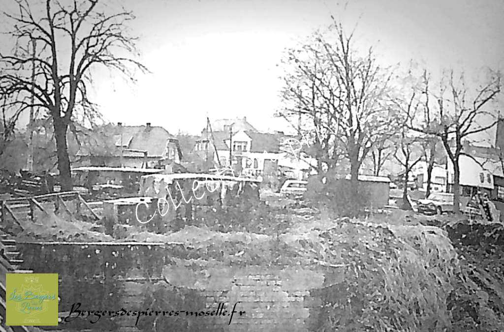 Démolition des deux casemates situées à l'entrée du village en 1972